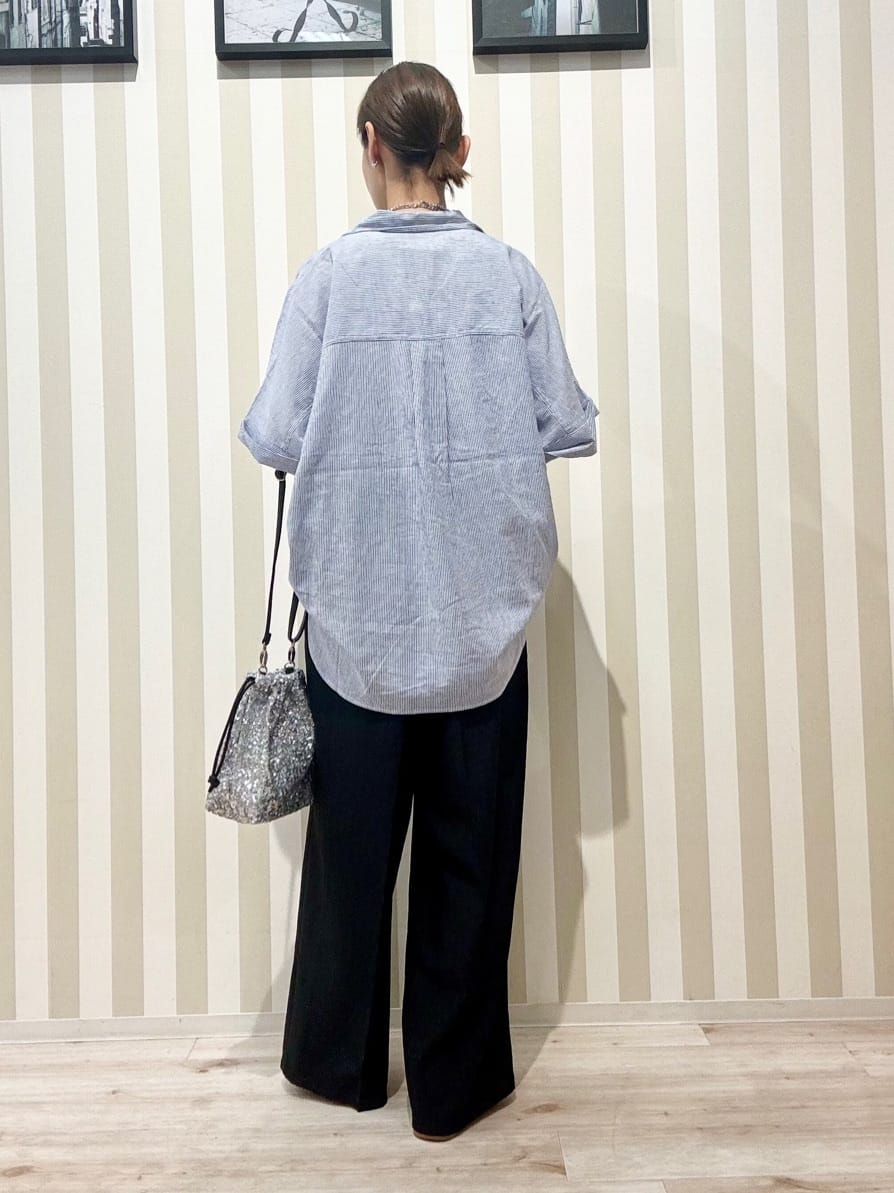 まつこさんの「SHOO･LA･RUE｜【S-LL/UV/接触冷感/抗菌防臭】体型を自然にカバー フレンチリネンブレンド襟付ドルマンシャツ」を使ったコーディネート