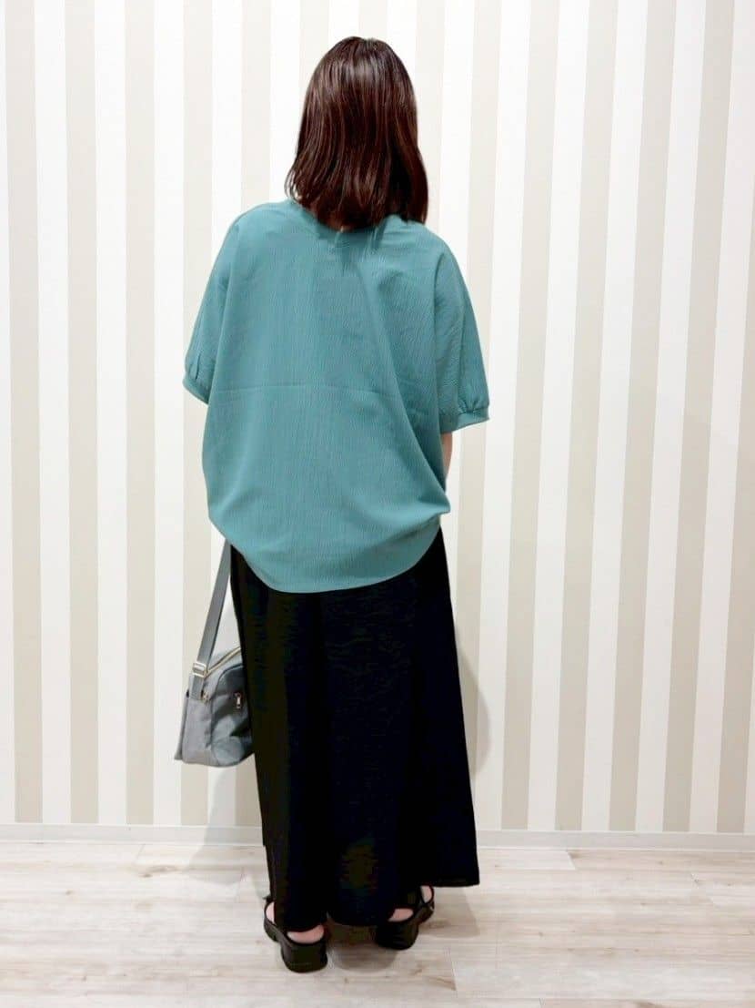 ゆーんさんの「SHOO･LA･RUE｜【S-LL/ひんやり】さらっとタッチできれい見え ピンタックスカーチョ」を使ったコーディネート