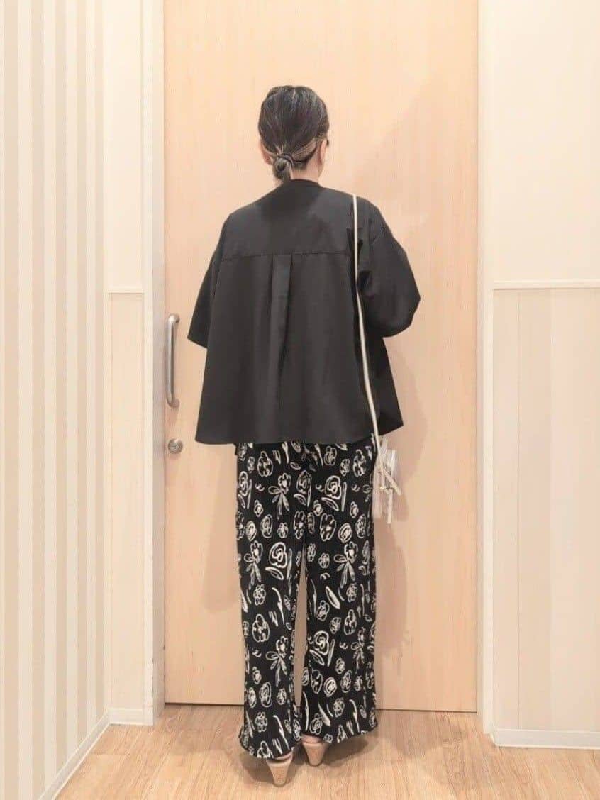 あさんの「SHOO･LA･RUE｜【洗濯機可/柄が選べる】さらさら楽ちん プリーツ ワイドパンツ」を使ったコーディネート