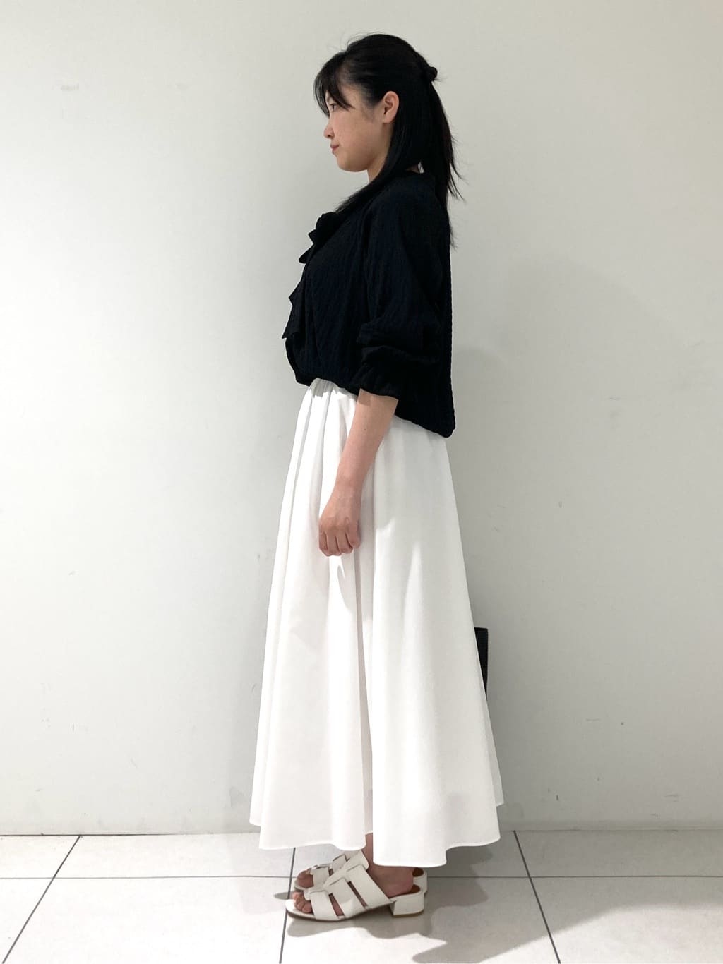 momokoさんの「INDIVI｜【洗える／シャーリング素材】ボリューム袖エアリーブラウス」を使ったコーディネート