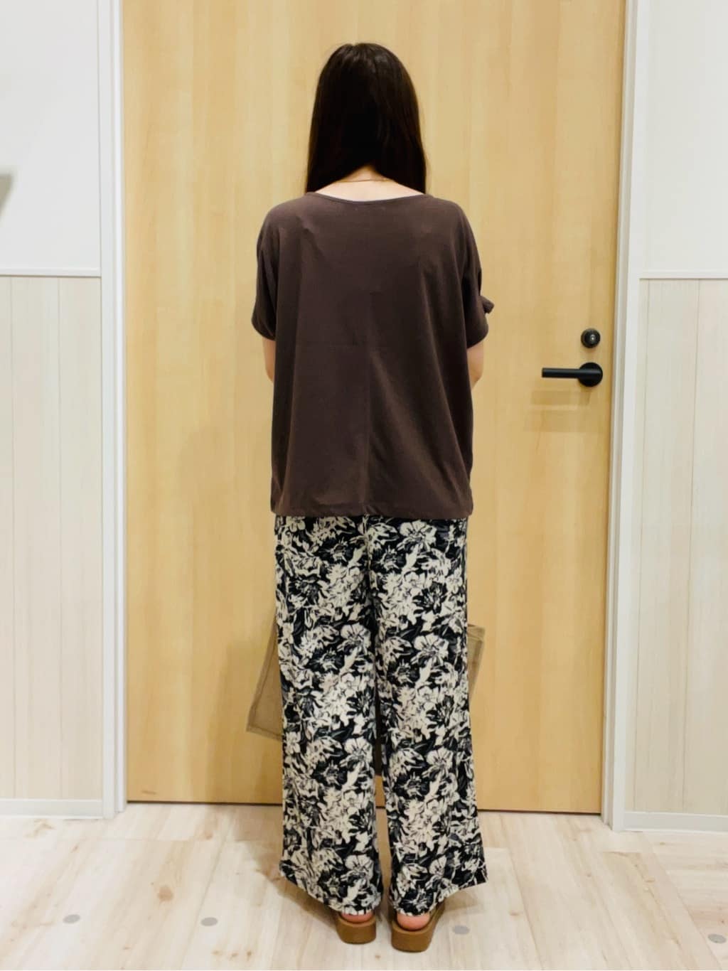 minamiさんの「SHOO･LA･RUE｜【S-LL/UV/プチプラ】お袖タックで好印象 デザインTシャツ」を使ったコーディネート