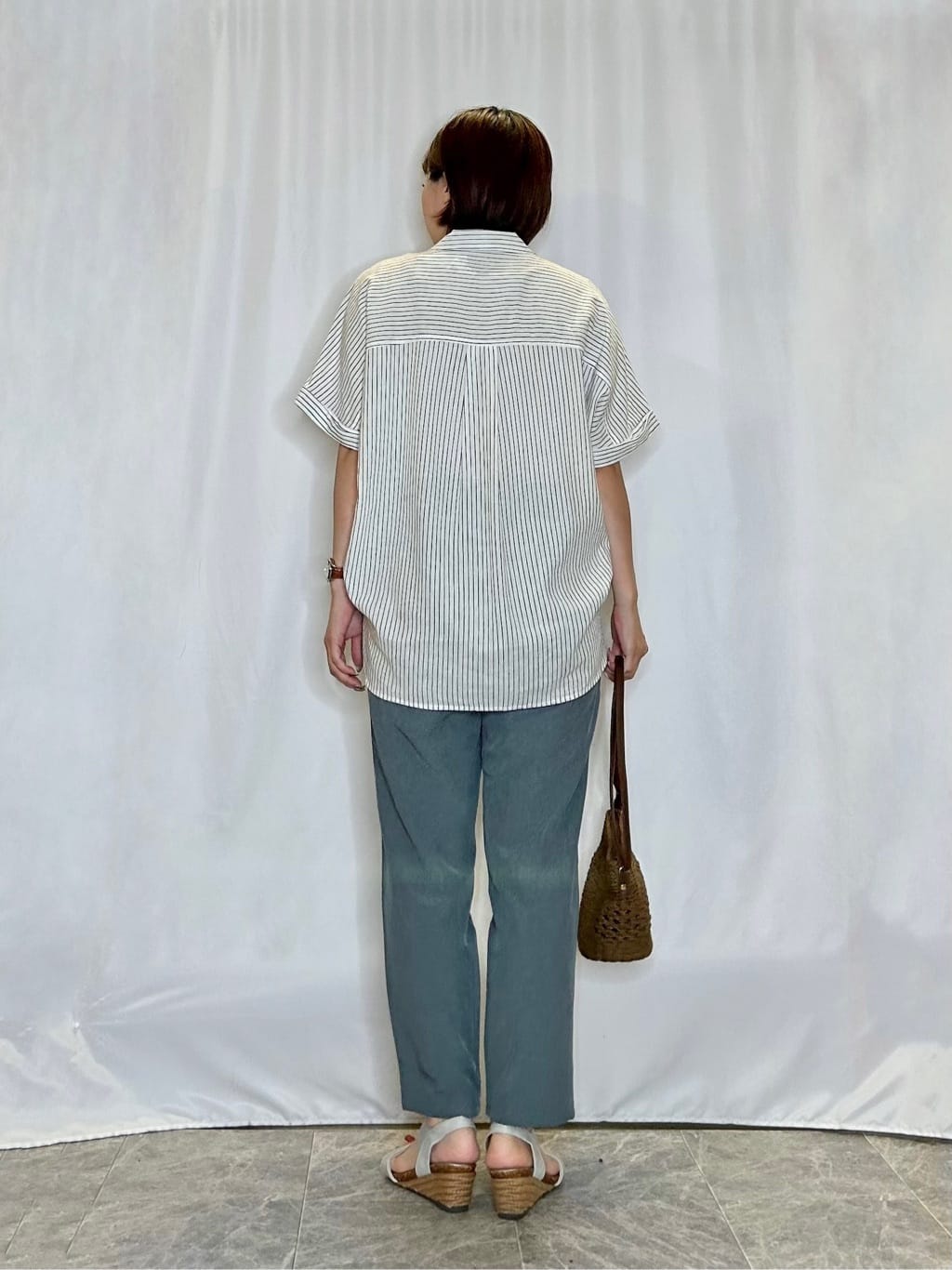 ネリさんの「SHOO･LA･RUE｜【S-LL/UV/接触冷感/抗菌防臭】体型を自然にカバー フレンチリネンブレンド襟付ドルマンシャツ」を使ったコーディネート