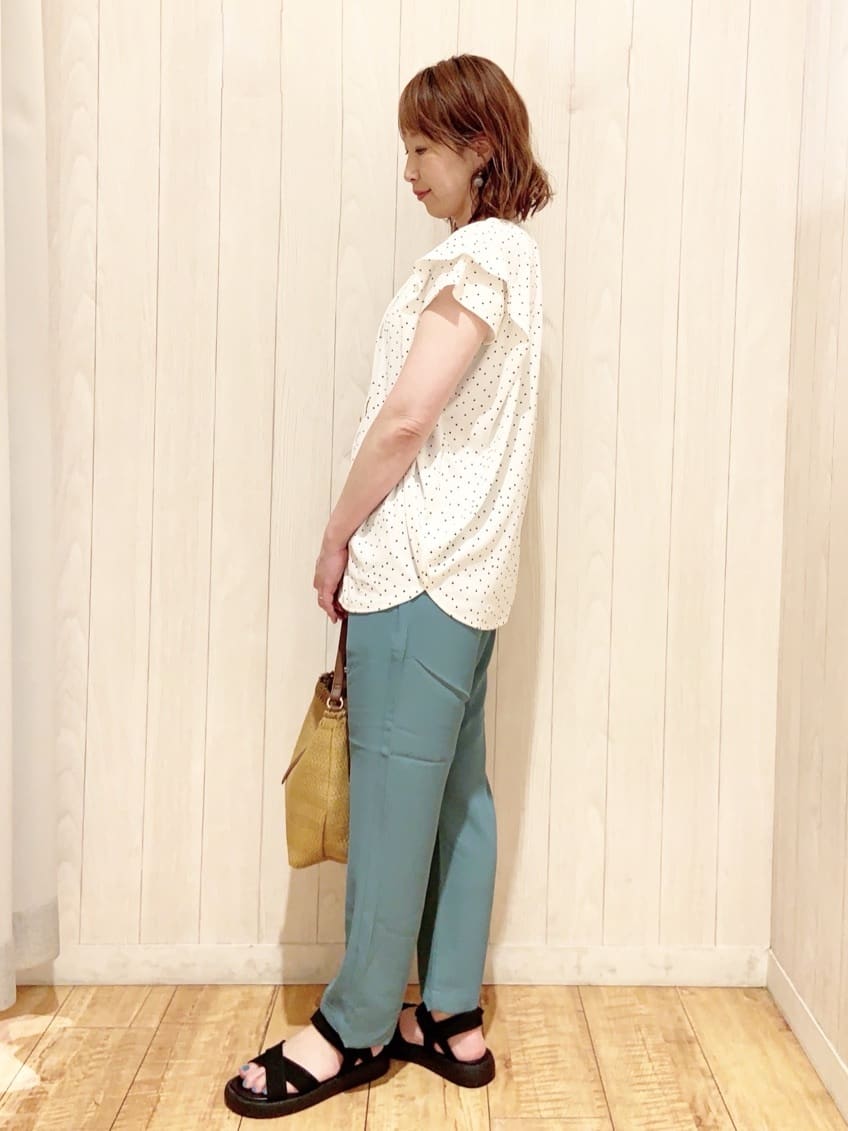あいこさんの「SHOO･LA･RUE｜【S-LL/ひんやり】きちんと見えで好印象 ドット柄デザイントップス」を使ったコーディネート