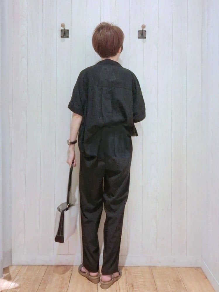 Ribさんの「SHOO･LA･RUE｜【S-LL/UV/接触冷感/抗菌防臭】体型を自然にカバー フレンチリネンブレンド襟付ドルマンシャツ」を使ったコーディネート