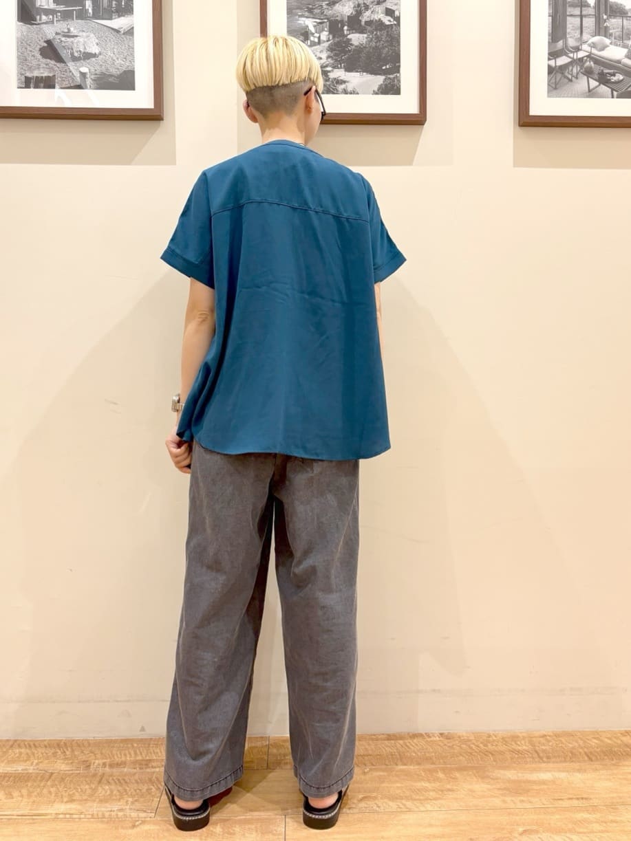 Ayumiさんの「SHOO･LA･RUE｜【洗える/プチプラ】大人の抜け感をプラスする バンドカラーシャツ」を使ったコーディネート