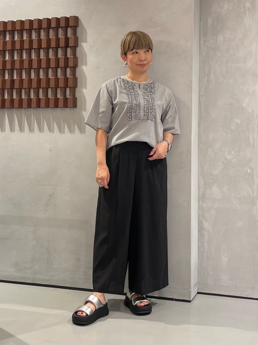 KOUさんの「INDIVI｜【洗える】胸元タックフリルブラウス」を使ったコーディネート