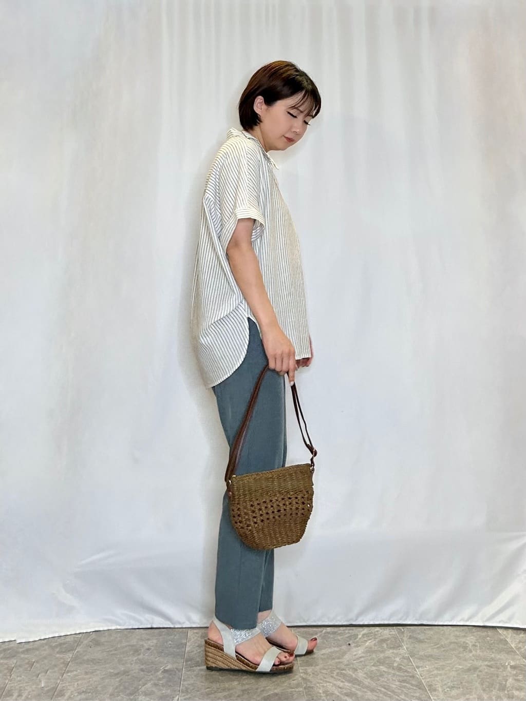 ネリさんの「SHOO･LA･RUE｜【S-LL/UV/接触冷感/抗菌防臭】体型を自然にカバー フレンチリネンブレンド襟付ドルマンシャツ」を使ったコーディネート