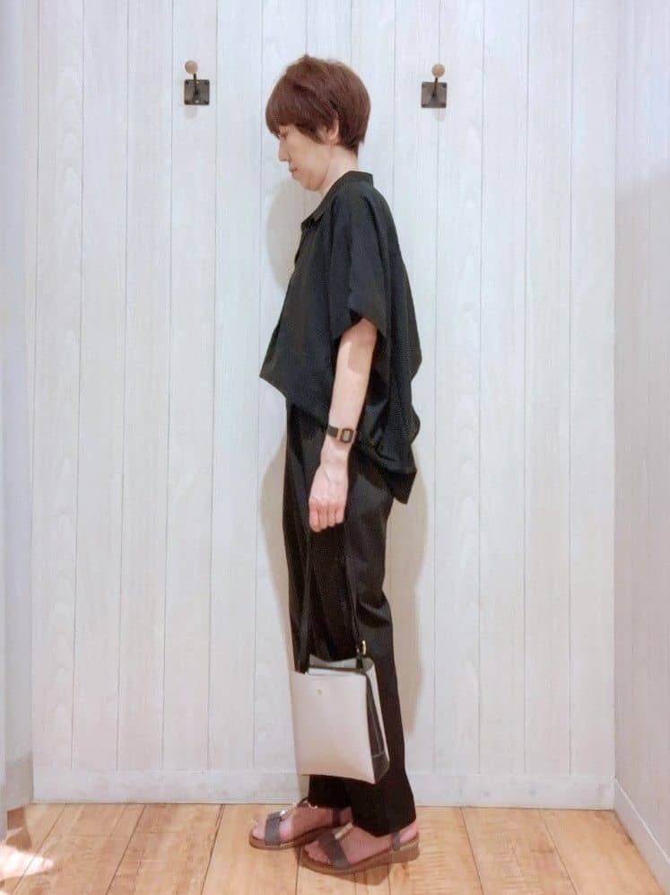 Ribさんの「SHOO･LA･RUE｜【S-LL/UV/接触冷感/抗菌防臭】体型を自然にカバー フレンチリネンブレンド襟付ドルマンシャツ」を使ったコーディネート