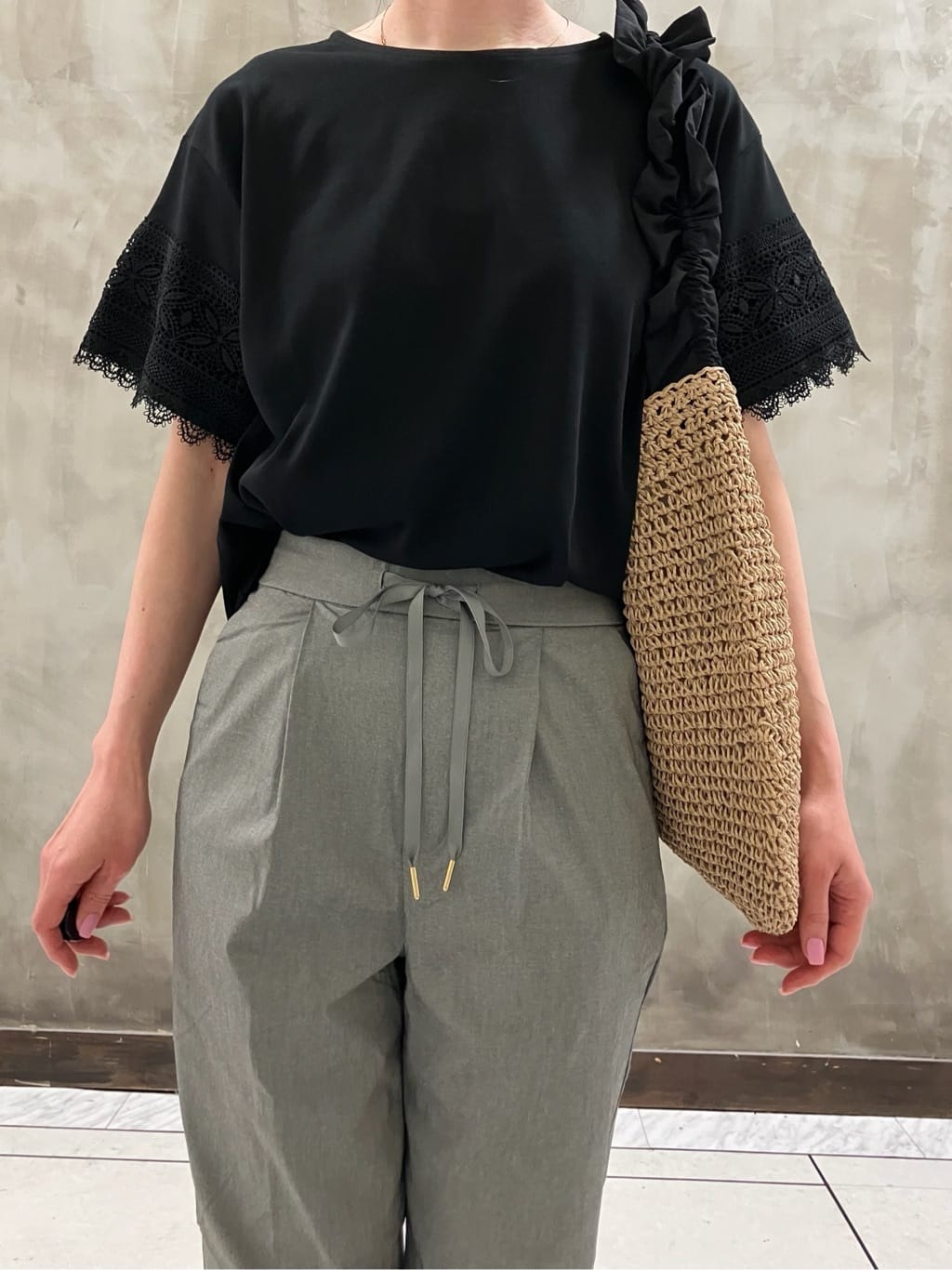 kozuさんの「grove｜【洗える/二の腕カバー】上品なレースで叶える、きちんと見えの夏Tシャツ」を使ったコーディネート