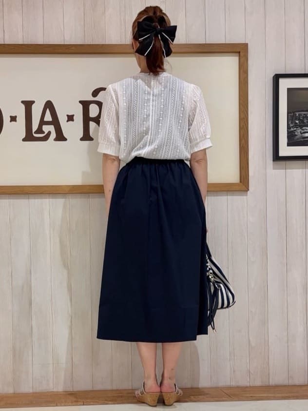 みきぽんさんの「SHOO･LA･RUE｜【洗える/S-LL/撥水】タックギャザー フレアスカート」を使ったコーディネート