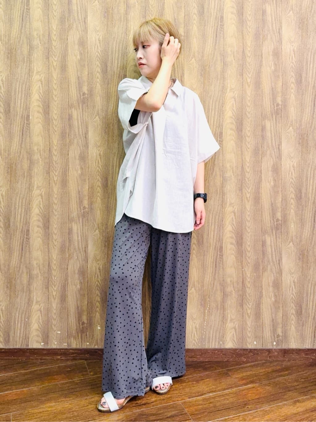 ちばみさんの「SHOO･LA･RUE｜【S-LL/UV/接触冷感/抗菌防臭】体型を自然にカバー フレンチリネンブレンド襟付ドルマンシャツ」を使ったコーディネート