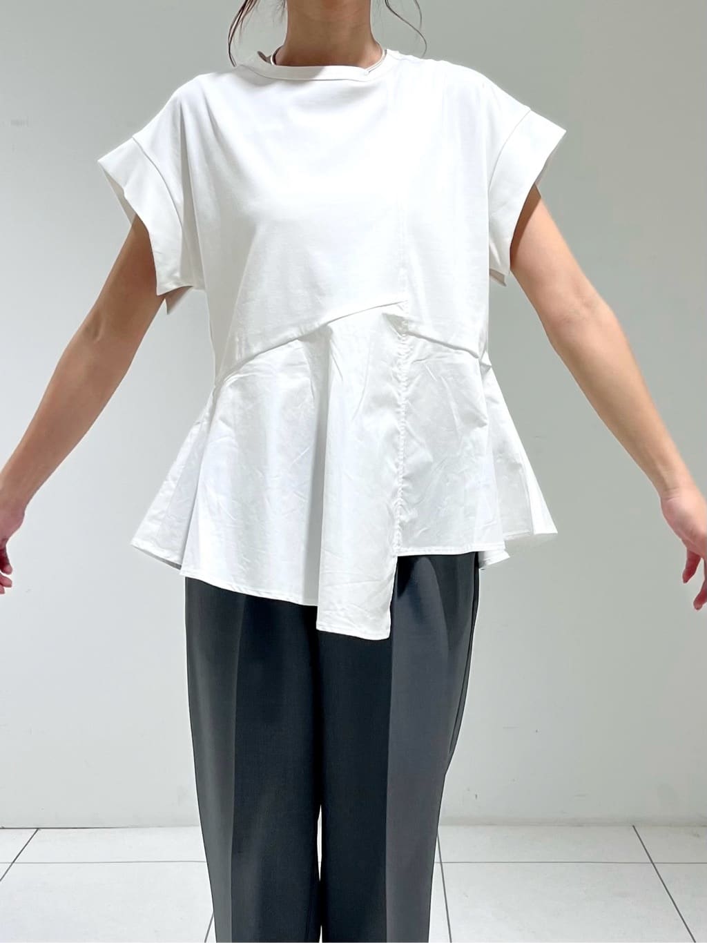 shioriさんの「INDIVI｜【接触冷感／セットアップ対応】イージーテーパードパンツ【通勤・セレモニー】」を使ったコーディネート