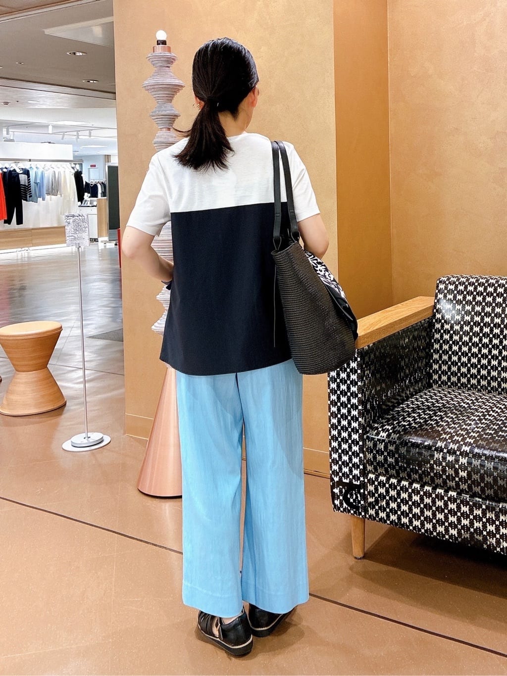 hattoriさんの「INDIVI｜【90cm四方】ボタニカル柄大判スカーフ」を使ったコーディネート