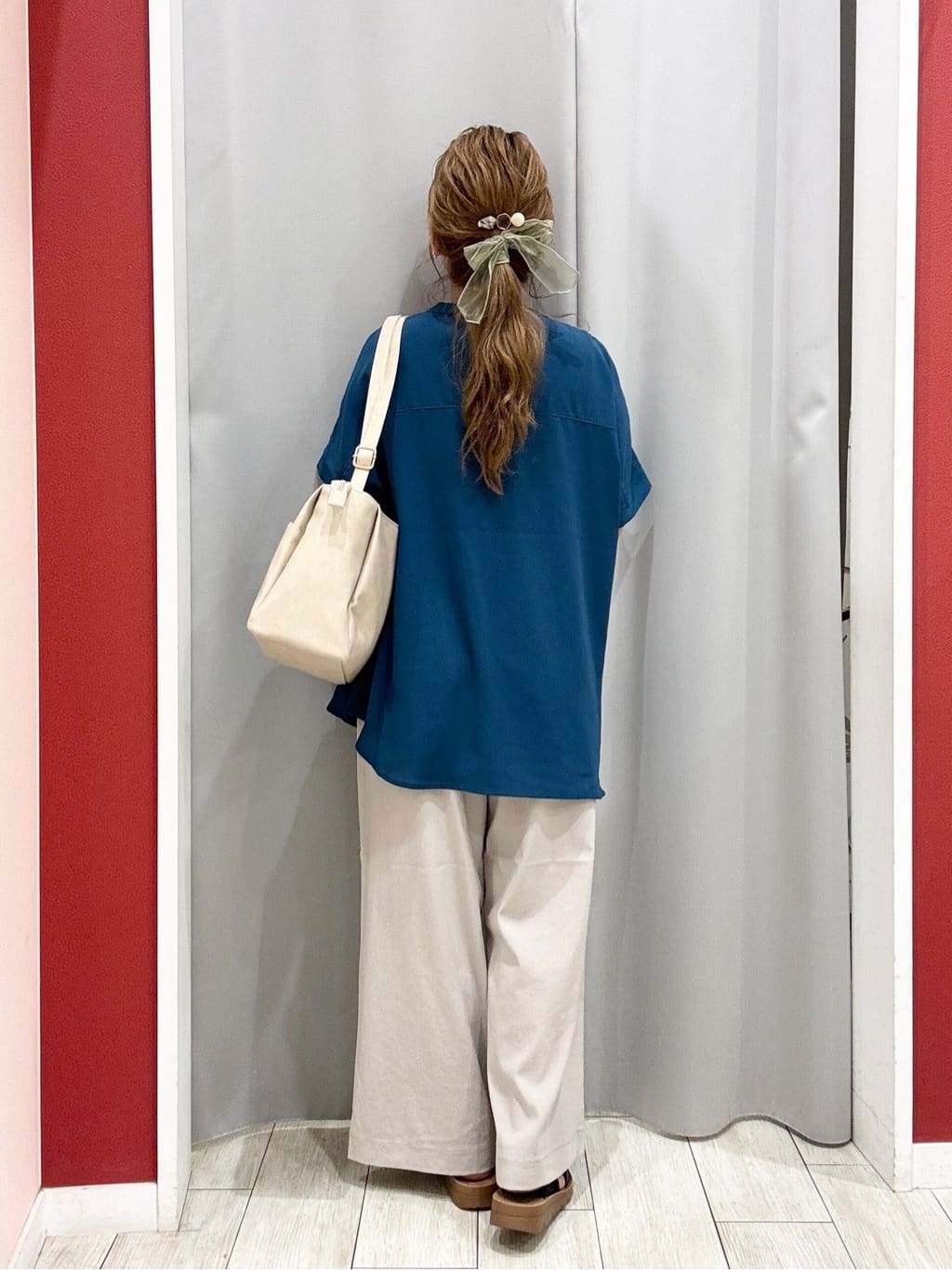 shioさんの「SHOO･LA･RUE｜【洗える/プチプラ】大人の抜け感をプラスする バンドカラーシャツ」を使ったコーディネート