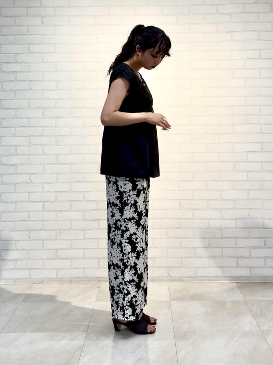 YUKAさんの「UNTITLED｜【ウエストゴム/ワイド/柄】モノトーンフラワーパンツ」を使ったコーディネート
