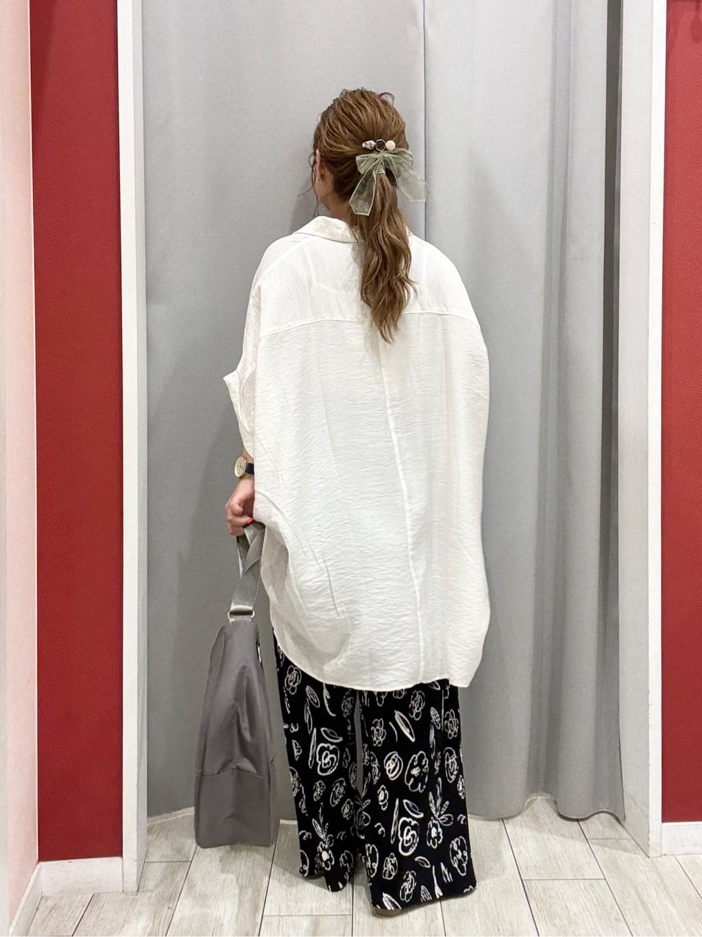 shioさんの「SHOO･LA･RUE｜【ひんやり】すっきりきれいに体型カバー コクーンシルエットワンピース」を使ったコーディネート