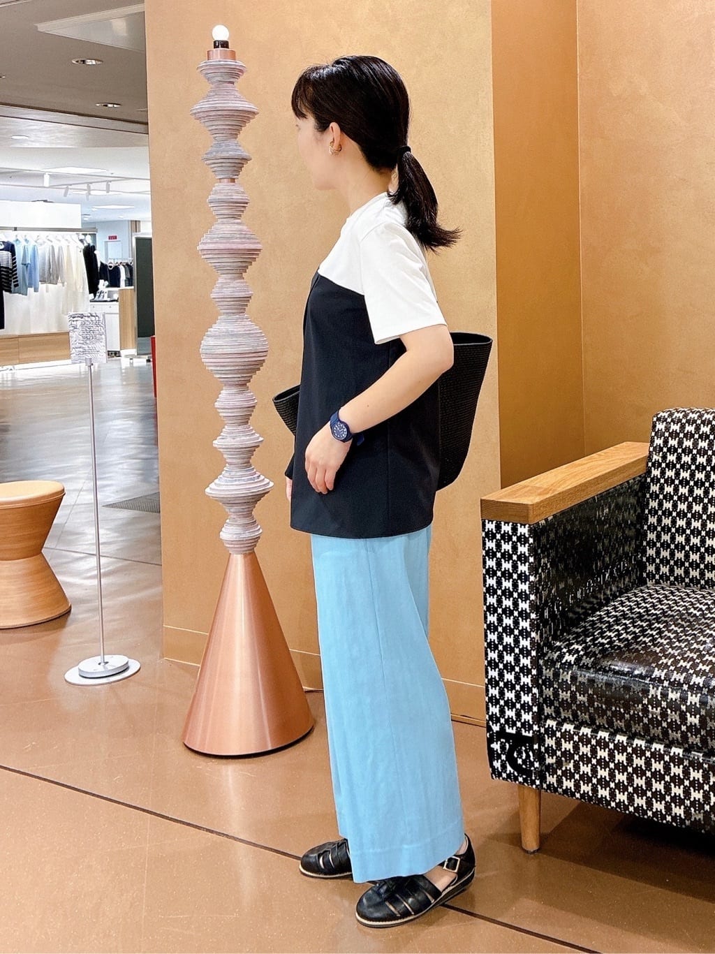 hattoriさんの「INDIVI｜【90cm四方】ボタニカル柄大判スカーフ」を使ったコーディネート