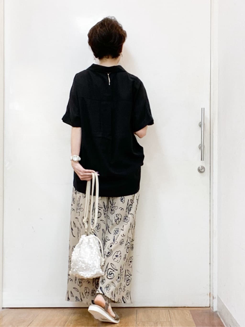みぃさんの「SHOO･LA･RUE｜【S-LL/UV/接触冷感/抗菌防臭】体型を自然にカバー フレンチリネンブレンド襟付ドルマンシャツ」を使ったコーディネート