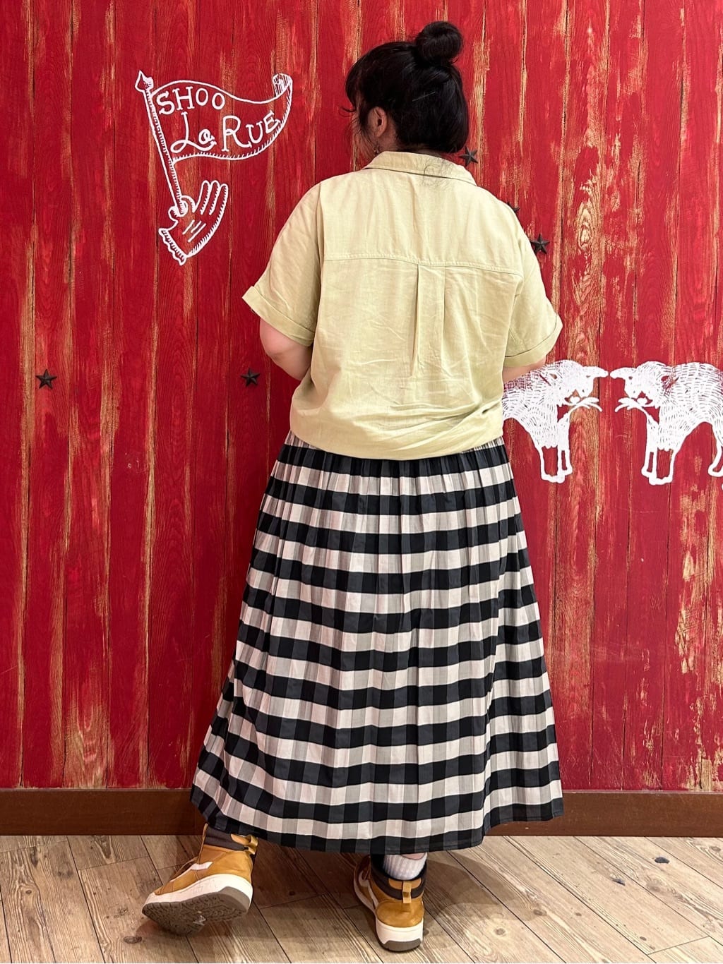 みりぽんさんの「SHOO･LA･RUE｜【S-LL/UV/接触冷感/抗菌防臭】体型を自然にカバー フレンチリネンブレンド襟付ドルマンシャツ」を使ったコーディネート