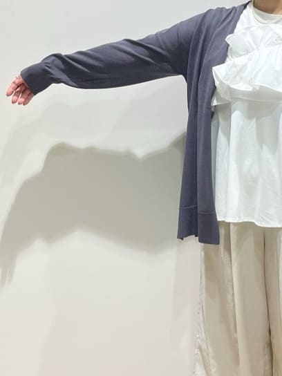 chiakiさんの「OPAQUE.CLIP｜ミドル丈トッパーニットカーディガン【洗濯機洗い可／接触冷感／抗ピル】」を使ったコーディネート