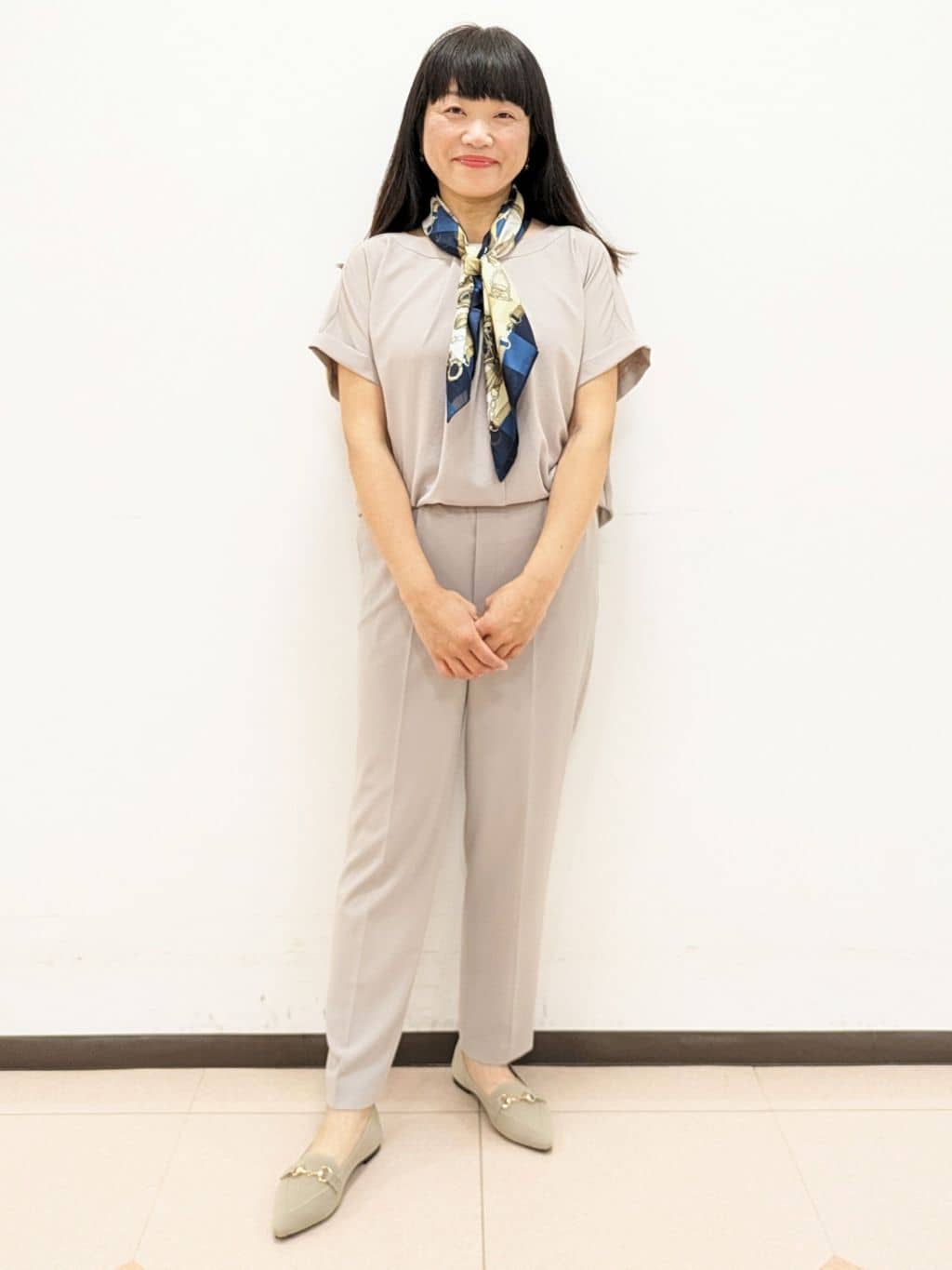 ともさんの「UNTITLED｜【手洗い／88cm正方形】シアー素材チェーン柄スカーフ」を使ったコーディネート