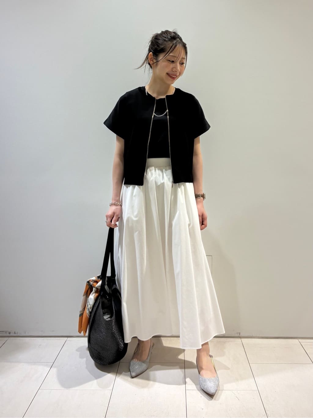 KAOさんの「INDIVI｜【60cm四方】スクエアスカーフ」を使ったコーディネート