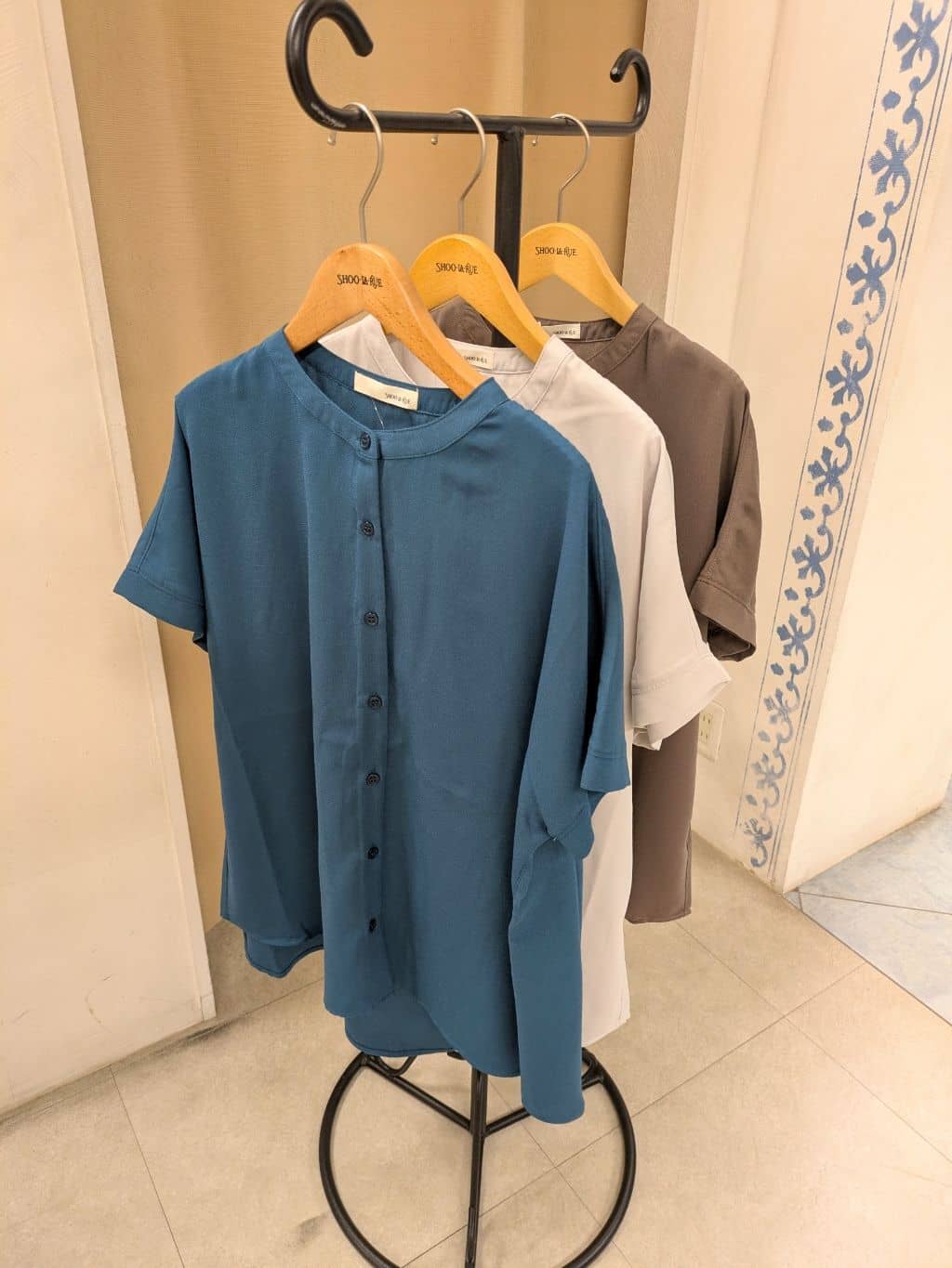 SHIORIさんの「SHOO･LA･RUE｜【洗える/プチプラ】大人の抜け感をプラスする バンドカラーシャツ」を使ったコーディネート