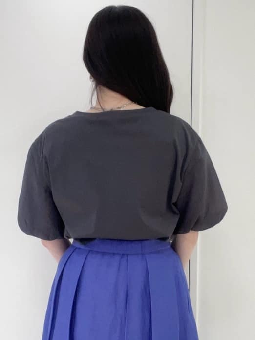 moeさんの「UNTITLED｜【手洗い／88cm正方形】エンブレムプリントスカーフ」を使ったコーディネート