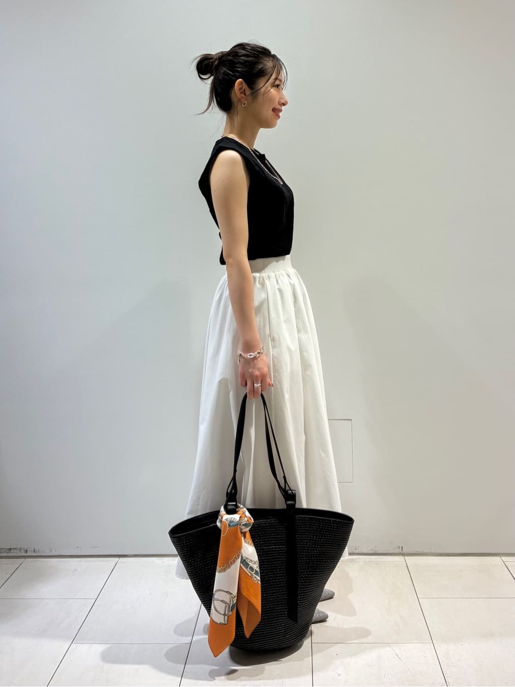 KAOさんの「INDIVI｜【60cm四方】スクエアスカーフ」を使ったコーディネート