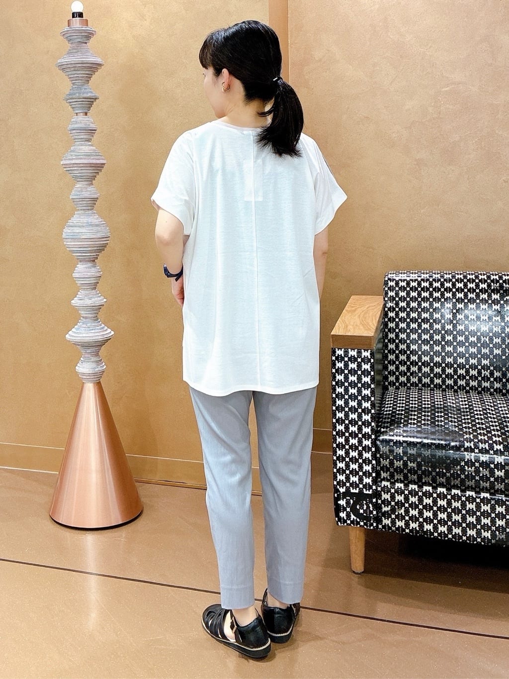 hattoriさんの「INDIVI｜【洗える／汗ジミ防止】バイカラー＆アシメヘム Tシャツ」を使ったコーディネート