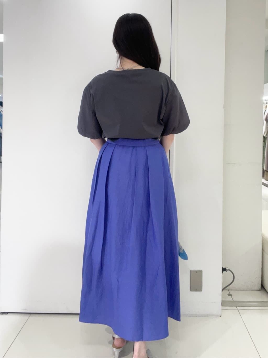 moeさんの「UNTITLED｜【手洗い／88cm正方形】エンブレムプリントスカーフ」を使ったコーディネート