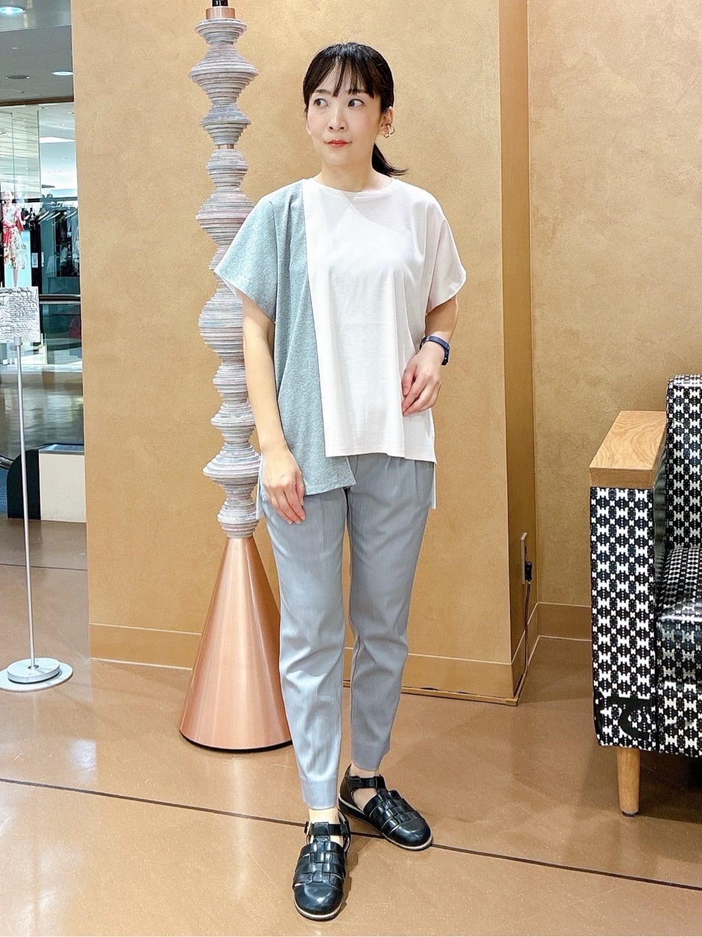 hattoriさんの「INDIVI｜【洗える／汗ジミ防止】バイカラー＆アシメヘム Tシャツ」を使ったコーディネート