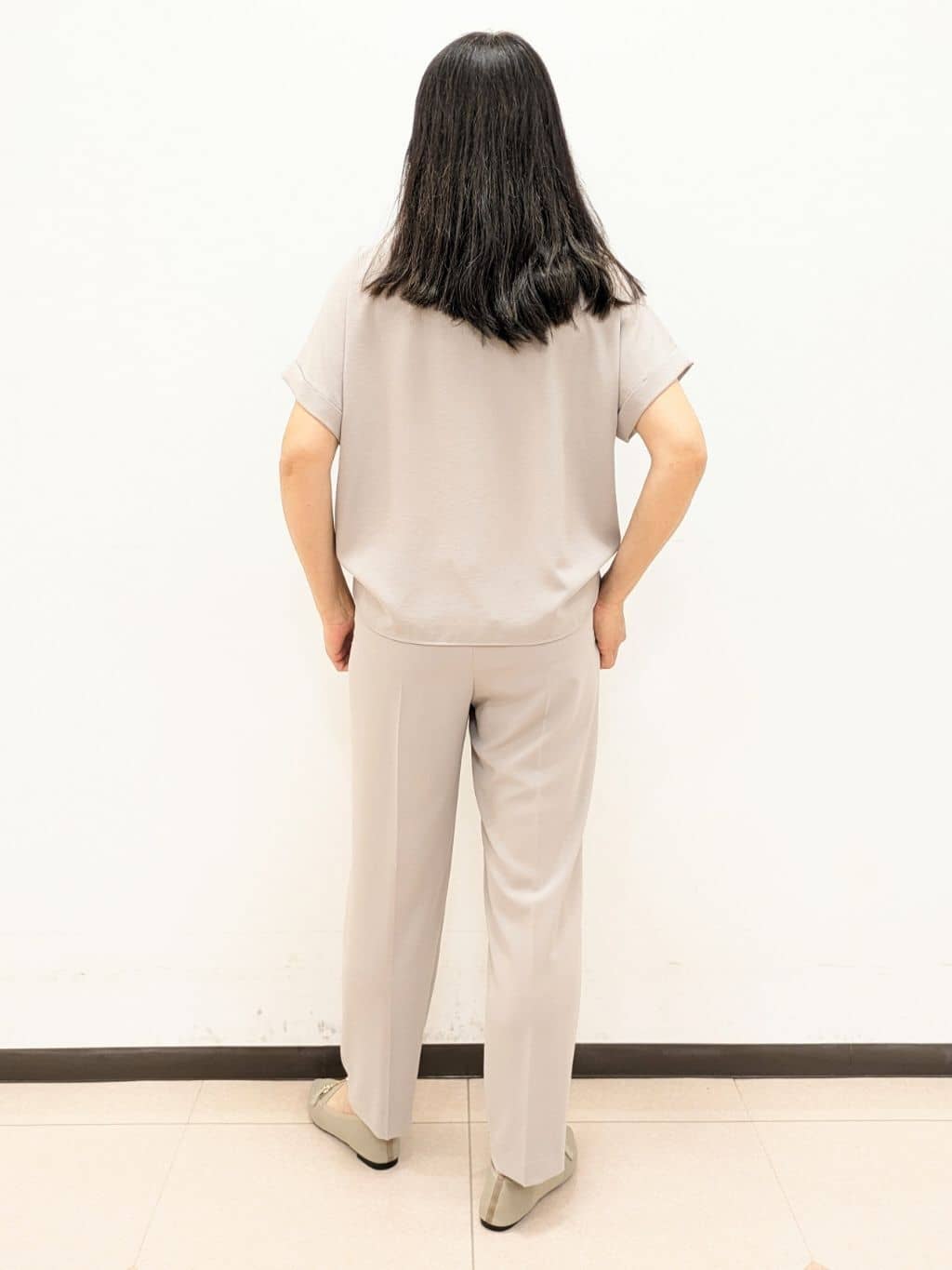 ともさんの「UNTITLED｜【手洗い／88cm正方形】シアー素材チェーン柄スカーフ」を使ったコーディネート