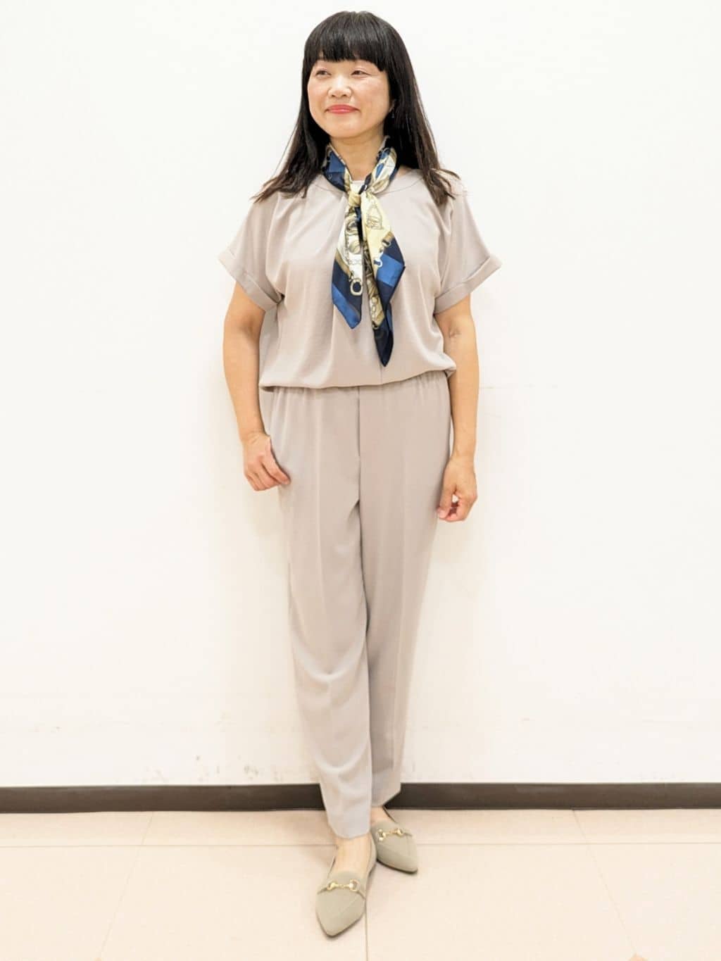 ともさんの「UNTITLED｜【手洗い／88cm正方形】シアー素材チェーン柄スカーフ」を使ったコーディネート
