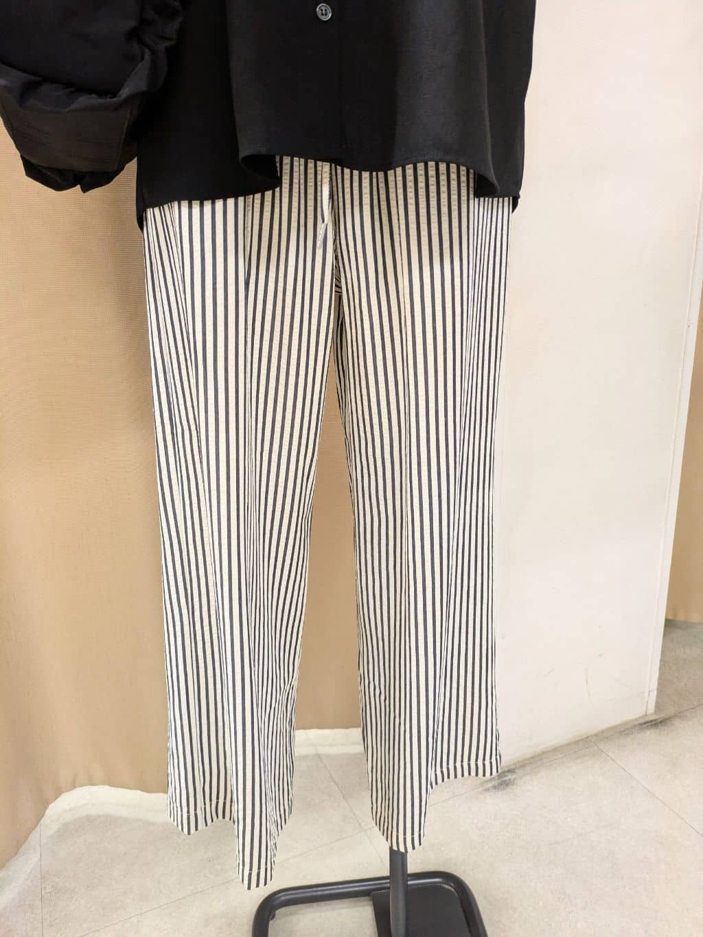 SHIORIさんの「SHOO･LA･RUE｜【洗える/プチプラ】大人の抜け感をプラスする バンドカラーシャツ」を使ったコーディネート