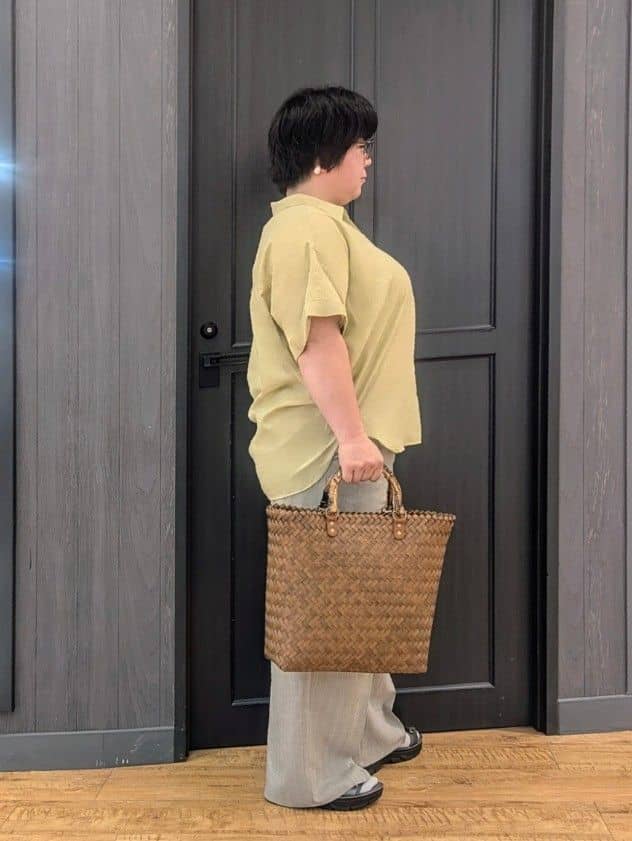 エリオットさんの「SHOO･LA･RUE｜【S-LL/UV/接触冷感/抗菌防臭】体型を自然にカバー フレンチリネンブレンド襟付ドルマンシャツ」を使ったコーディネート