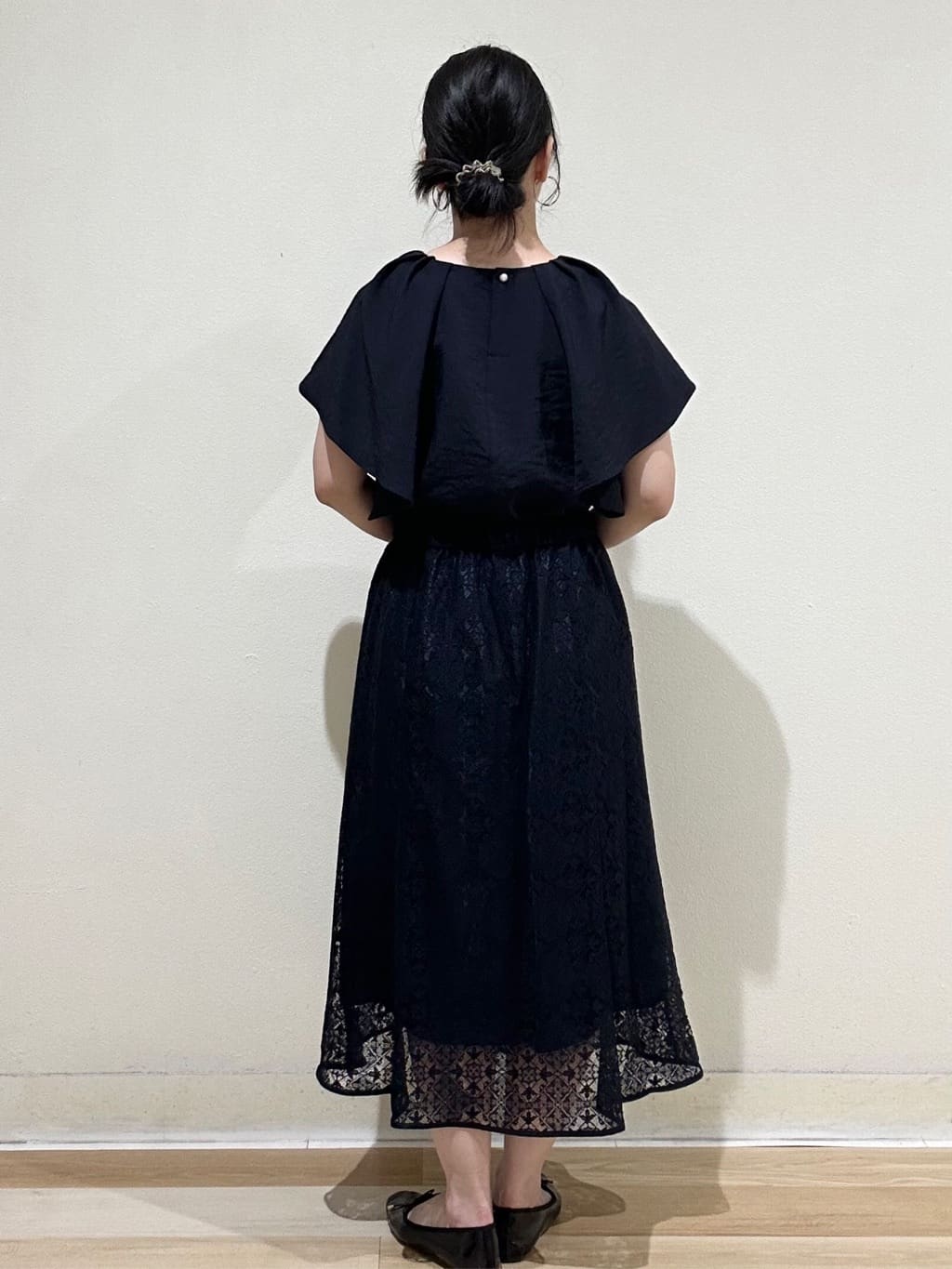 T.eさんの「OPAQUE.CLIP｜《7色展開／S-LLサイズ》フリルタックスリーブキーネックブラウス【吸水速乾／洗濯機可／イージーアイ」を使ったコーディネート