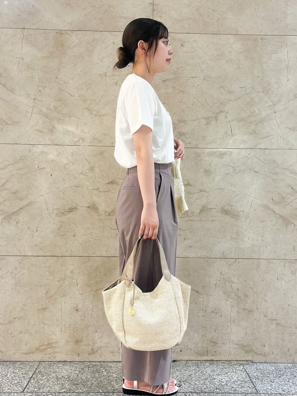 まひるさんの「index｜パール調刺繍ロゴTシャツ【汗ジミ防止／吸水速乾／接触冷感／UVケア／洗濯機洗い可】」を使ったコーディネート