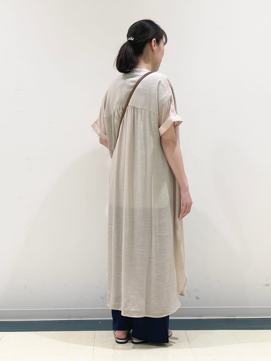 あんづさんの「SHOO･LA･RUE｜◆【洗える/S-LL/ひんやり】ふんわり軽やかに 前あきロングシャツ」を使ったコーディネート