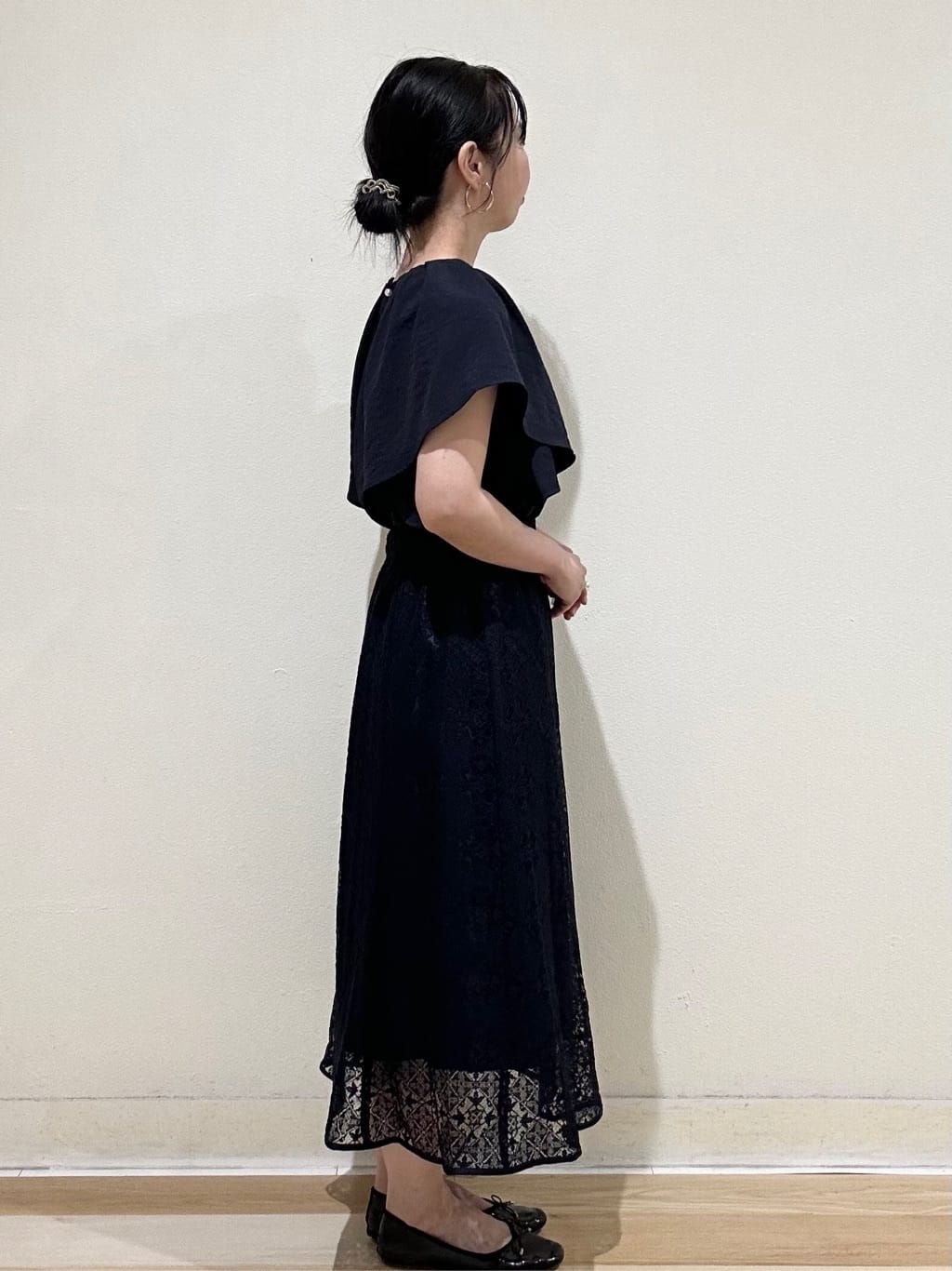 T.eさんの「OPAQUE.CLIP｜《7色展開／S-LLサイズ》フリルタックスリーブキーネックブラウス【吸水速乾／洗濯機可／イージーアイ」を使ったコーディネート