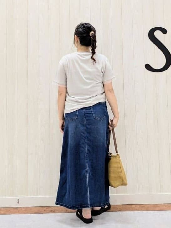 さくみぃさんの「SHOO･LA･RUE｜◆【洗える/S-LL】大人カジュアル デニムロングスカート」を使ったコーディネート
