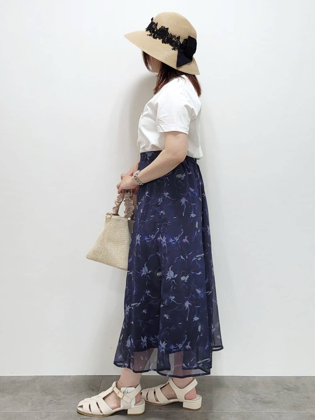 kinaさんの「index｜パール調刺繍ロゴTシャツ【汗ジミ防止／吸水速乾／接触冷感／UVケア／洗濯機洗い可】」を使ったコーディネート