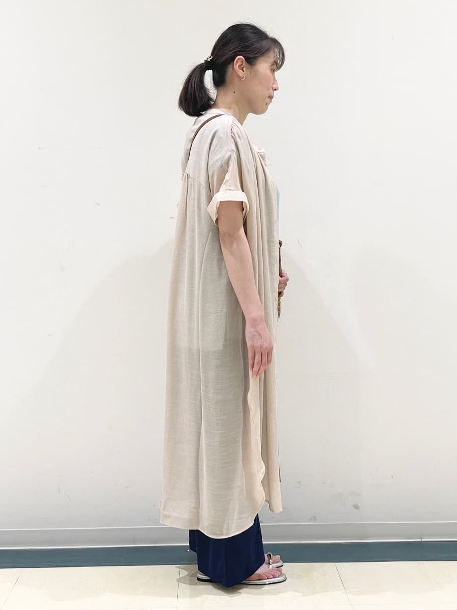 あんづさんの「SHOO･LA･RUE｜◆【洗える/S-LL/ひんやり】ふんわり軽やかに 前あきロングシャツ」を使ったコーディネート