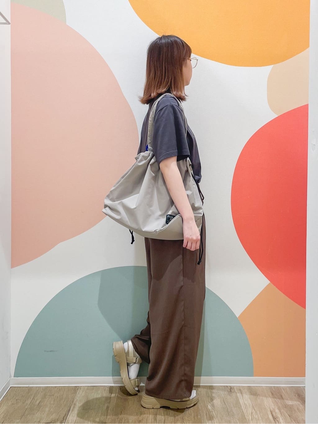 とまとさんの「SHOO･LA･RUE｜◆【S-LL/ひんやり/UV】汗をかいても気になりにくい グラフィックTシャツ」を使ったコーディネート