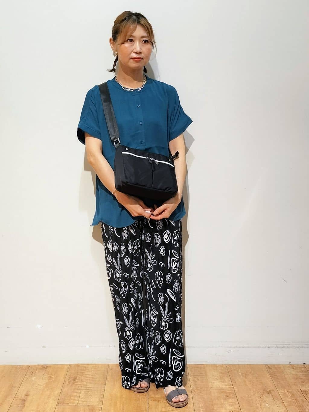 YUKIさんの「SHOO･LA･RUE｜【洗える/プチプラ】大人の抜け感をプラスする バンドカラーシャツ」を使ったコーディネート