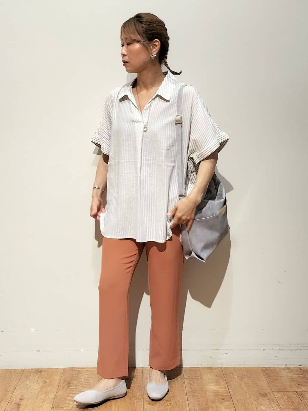 YUKIさんの「SHOO･LA･RUE｜【S-LL/UV/接触冷感/抗菌防臭】体型を自然にカバー フレンチリネンブレンド襟付ドルマンシャツ」を使ったコーディネート