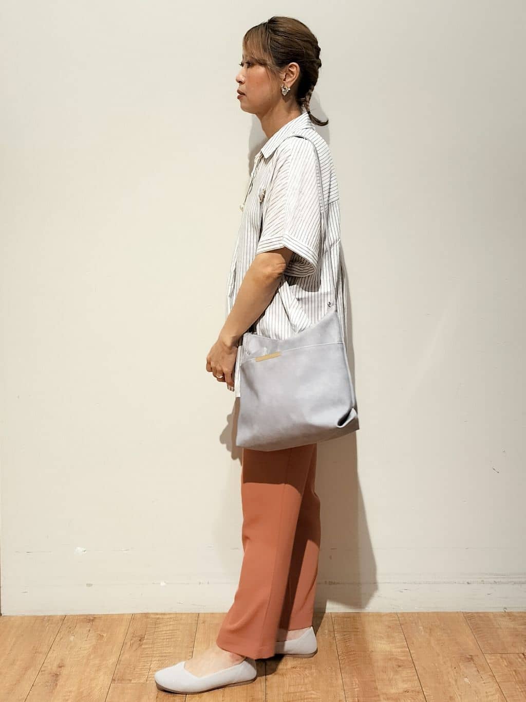 YUKIさんの「SHOO･LA･RUE｜【S-LL/UV/接触冷感/抗菌防臭】体型を自然にカバー フレンチリネンブレンド襟付ドルマンシャツ」を使ったコーディネート