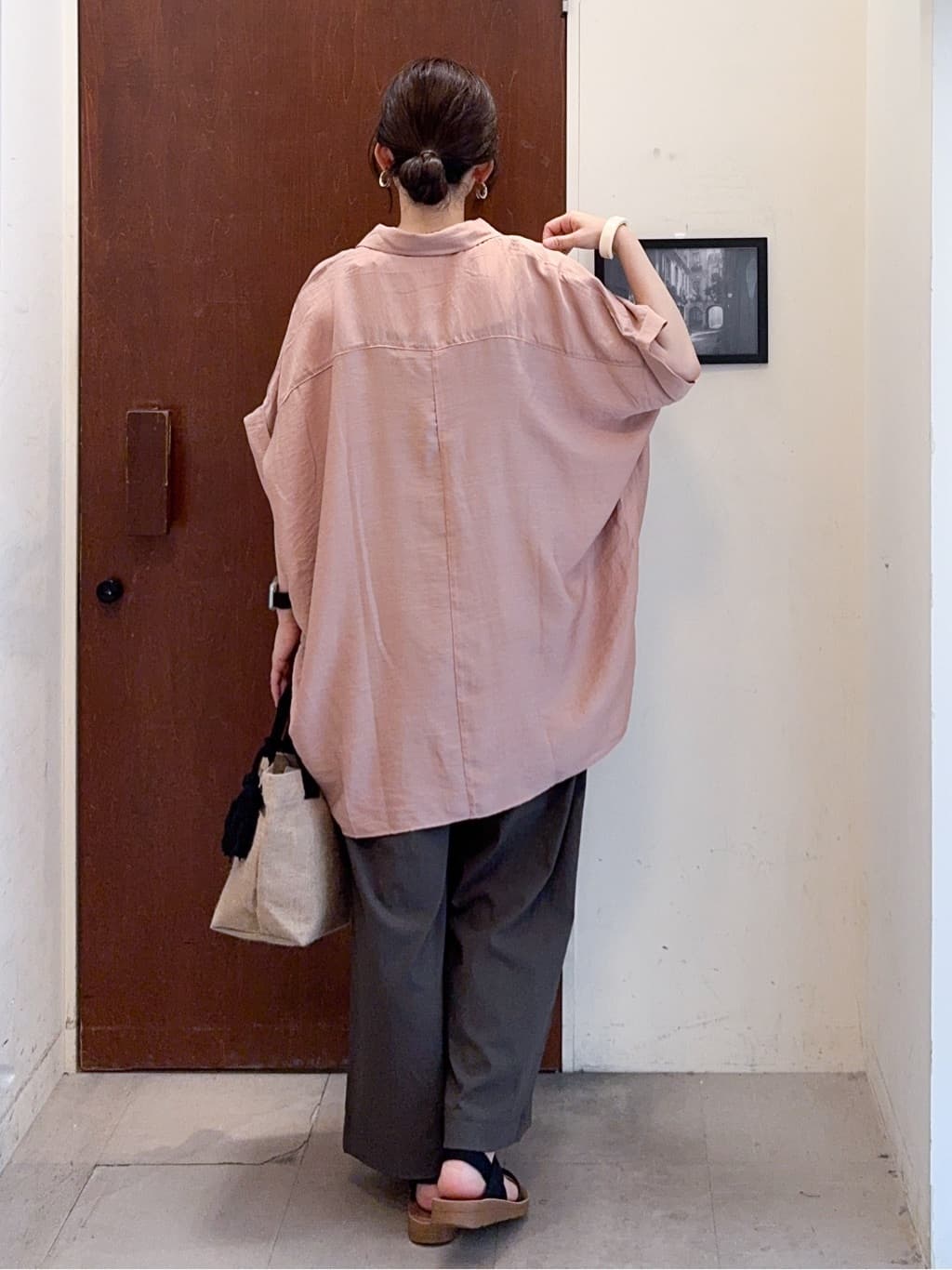 𝐇𝐢𝐫𝐨𝐦𝐢さんの「SHOO･LA･RUE｜【ひんやり】すっきりきれいに体型カバー コクーンシルエットワンピース」を使ったコーディネート