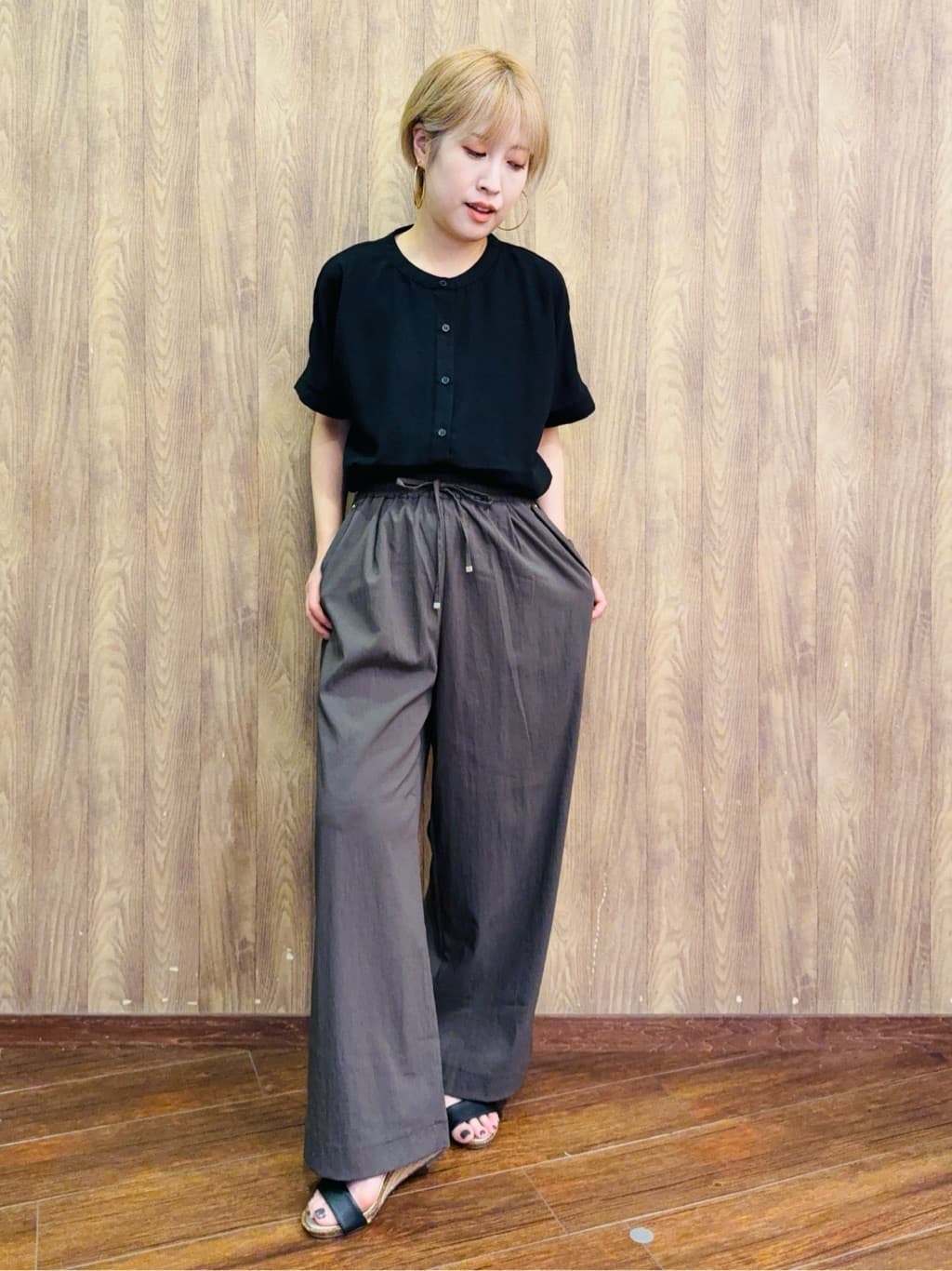 ちばみさんの「SHOO･LA･RUE｜【洗える/プチプラ】大人の抜け感をプラスする バンドカラーシャツ」を使ったコーディネート