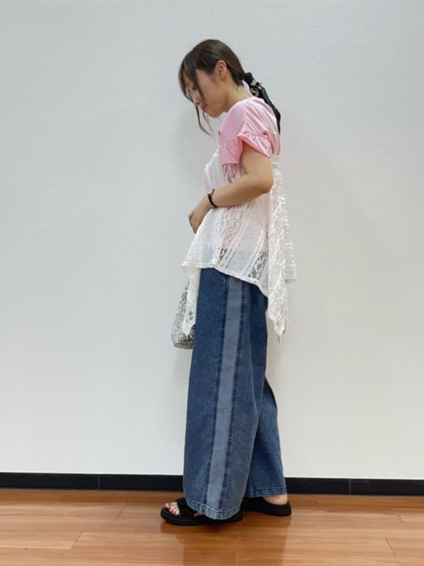 himiさんの「SHOO･LA･RUE｜【S-LL/汗ジミ軽減/ひんやり/UVカット】フリルTシャツ」を使ったコーディネート